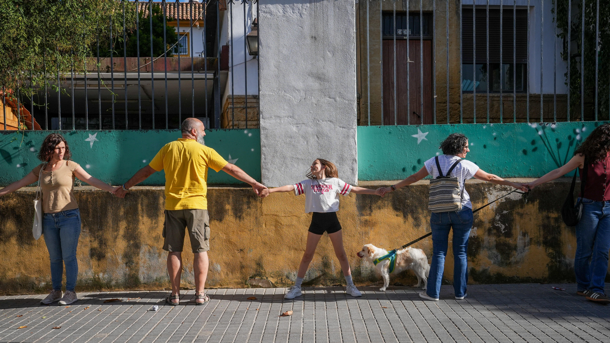 Las familias de Infantil de tres años del CEIP López Diéguez celebran un abrazo colectivo en señal de defensa de la escuela pública