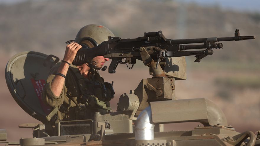 Un soldado israelí sobre un tanque durante unas maniobras cerca de la forntera con el Líbano. EFE/EPA/Atef Safadi