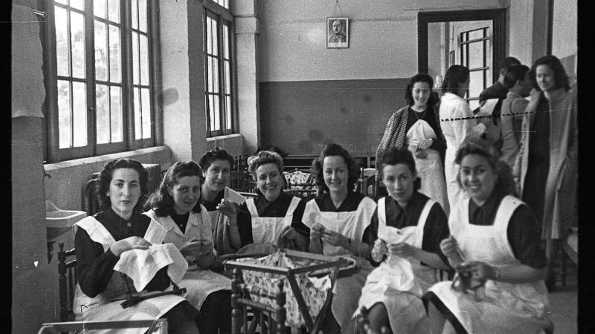 Chicas de la Sección Femenina Bordando. 1944