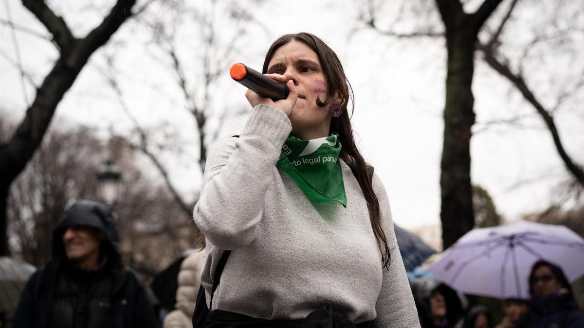 Una mujer durante la manifestación convocada por la Comisión 8M por el Día de la Mujer