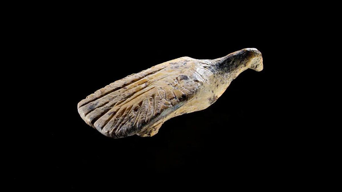 Figurilla de pájaro con las alas extendidas procedente de la cueva Hohle Fels, con aproximadamente 40.000 años de antigüedad.