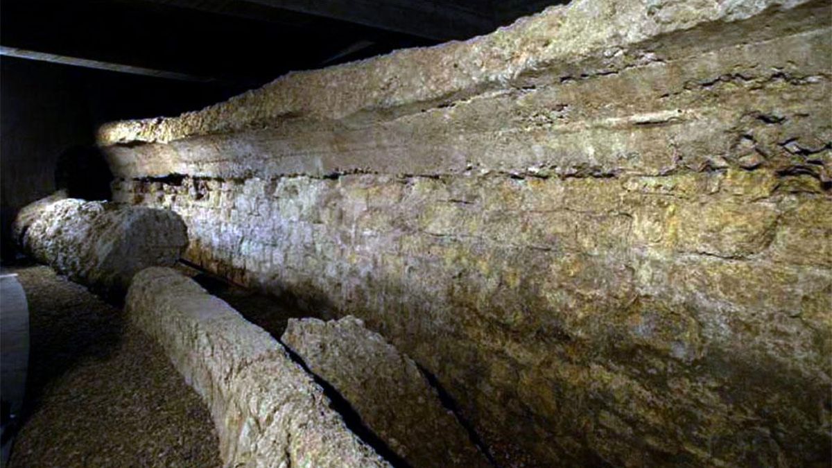 Así quedó el criptopórtico de servicio del Anfiteatro Romano de León en la cipta de la calle Cascalerías 7. El hormigón era tan duro que sólo el paso de los siglos hizo que se cayera el arco de medio punto, que quedó en el suelo frente al muro del pasillo por el que entraban algunos reos o animales, algo parecido a la suelta del toro en la plaza actualmente.