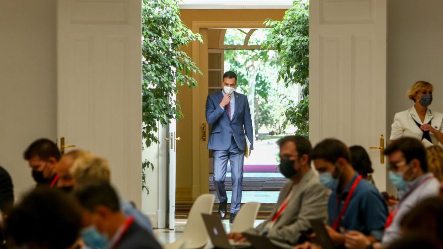 Los periodistas esperan la llegada de Sánchez en Moncloa. 