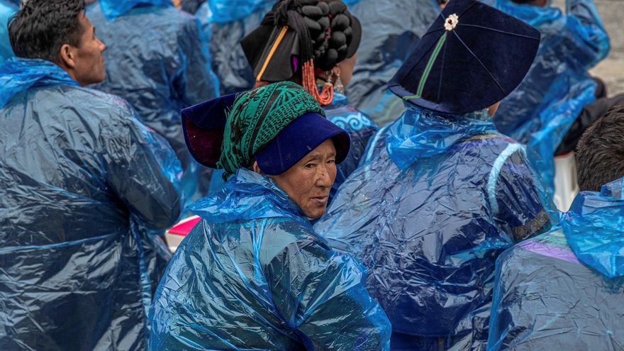 Varias personas asisten a una reunión de granjeros, en Liangshan (China). EFE/ Roman Pilipey/Archivo