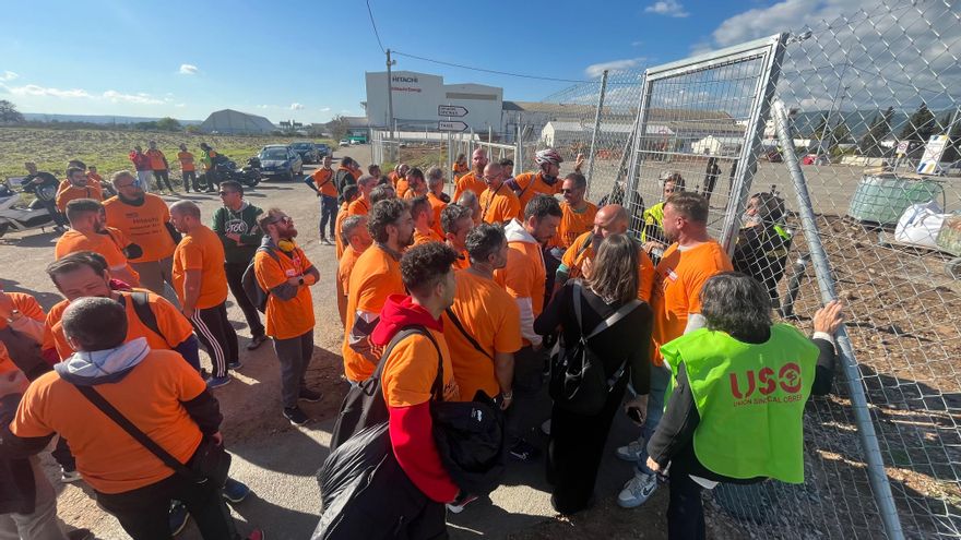 Los trabajadores de Hitachi bloquean la carretera de acceso a la fábrica en Córdoba