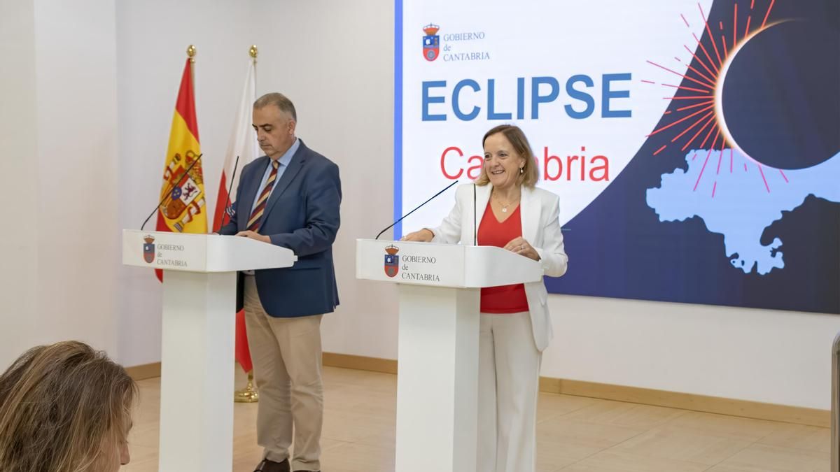 Los consejeros de Fomento y de Presidencia en la rueda de prensa para informar de la organización del eclipse en Cantabria.