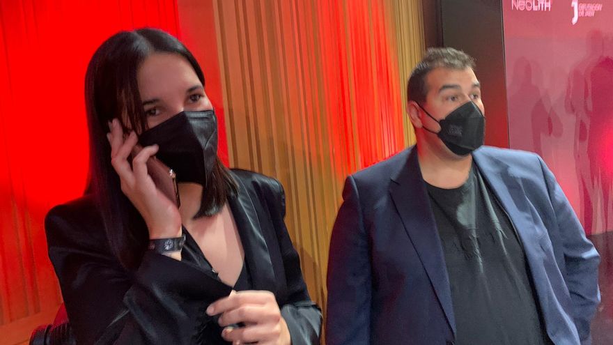 Itciar Pérez atiende la llamada de felicitación del presidente del Cabildo de Gran Canaria, Antonio Morales, en presencia de Jonathan Padrón.