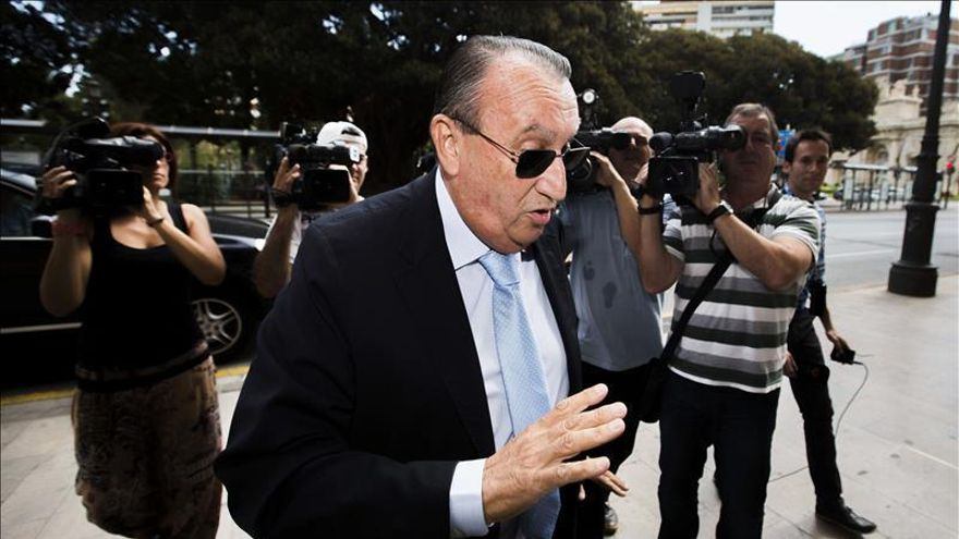Dirigentes del PP en Castellón recogen firmas para pedir el indulto de Carlos Fabra