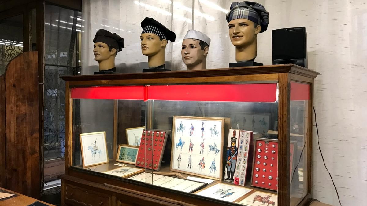 Una de las vitrinas de la Sastrería Casa Benítez