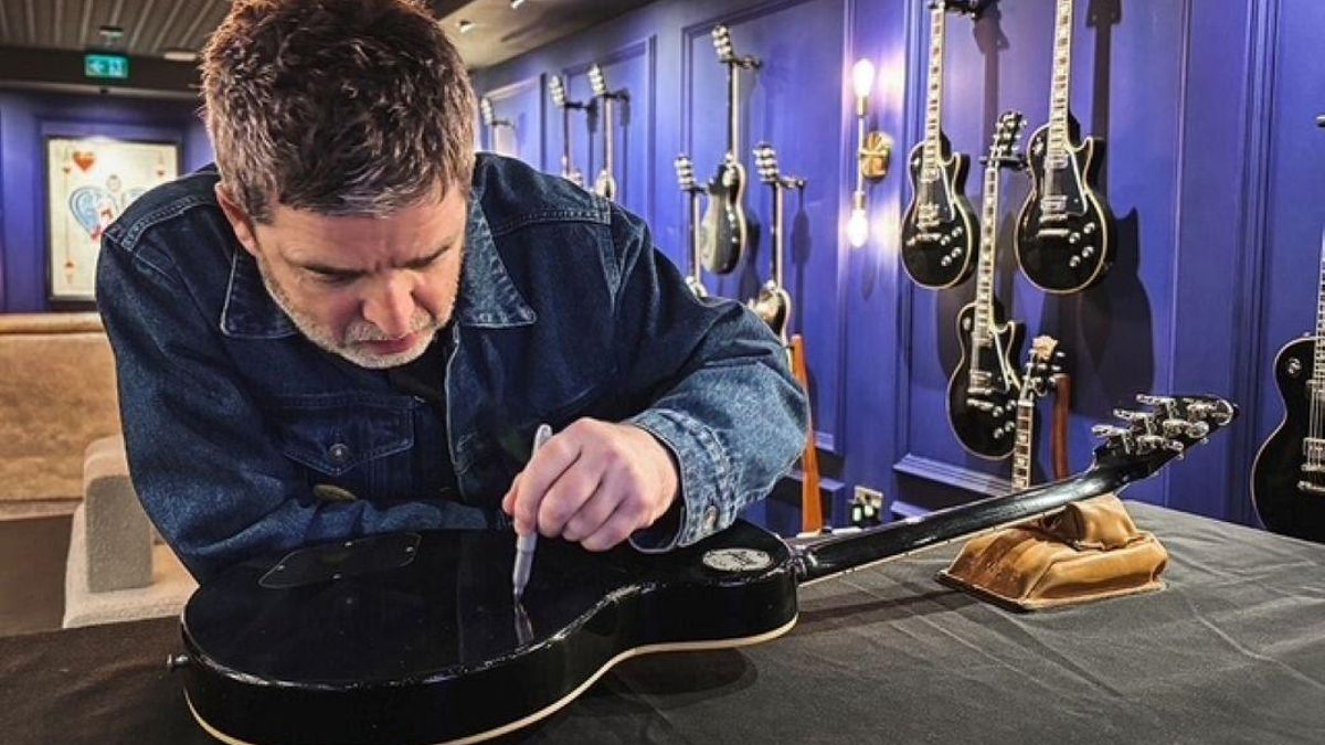 Noel Gallagher firma una de las guitarras