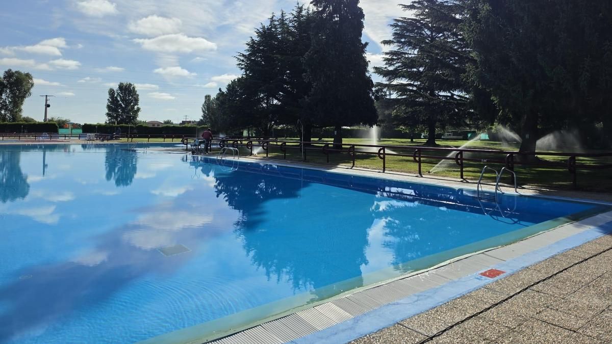 La Bañeza abre sus piscinas municipales y da el pistoletazo de salida al verano
