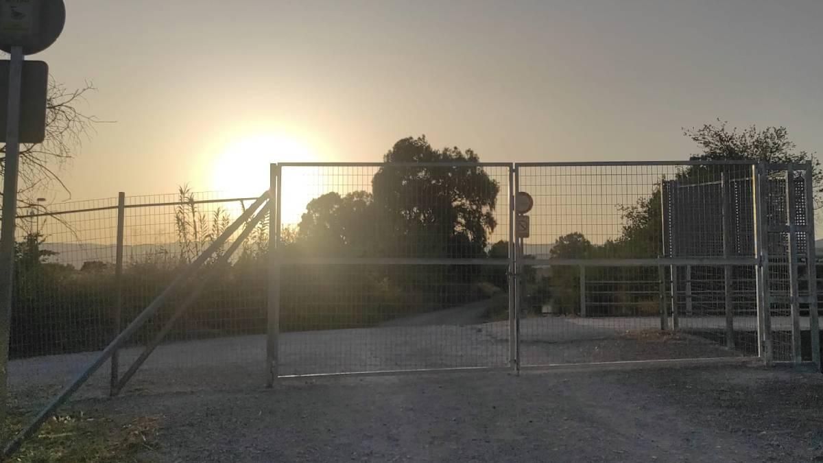Instalan de nuevo la cancela que corta el paso en el camino del canal del Guadalmellato