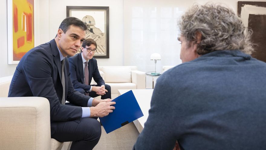 Salvador Illa entrega a Sánchez un informe sobre la "estrategia de transición" antes de la reunión con las CCAA