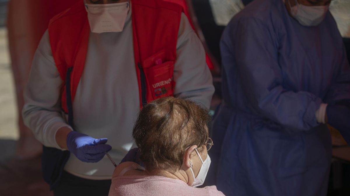 Archivo - Una mujer mayor de 90 años recibe la vacuna de Pfizer contra la Covid-19