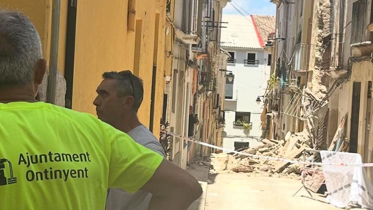 Restos de la casa colapsada caídos sobre la calle Santa Llúcia de Ontinyent.