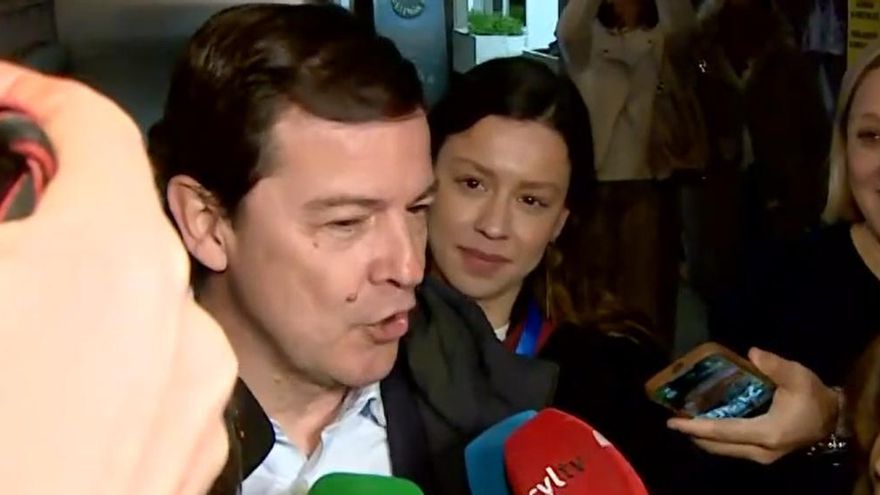 Mañueco a su llegada a la noche electoral en Salamanca.