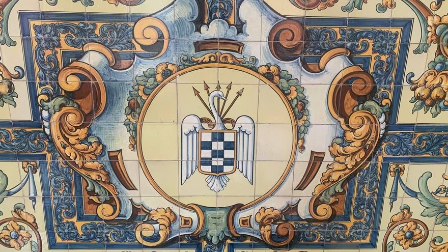 Escudo del Sindicato Español Universitario, en la Universidad de Valladolid.