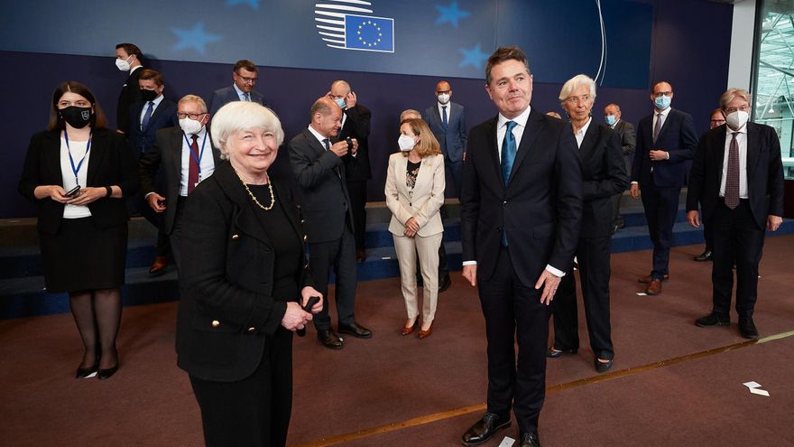 La secretaria del Tesoro estadounidense, Janet Yellen, y los miembros del Eurogrupo, el 12 de julio de 2021 en Bruselas.