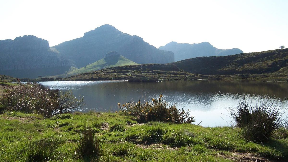 La ruta de senderismo entre lagunas, praderas y un columpio gigante con vistas espectaculares al Cantábrico