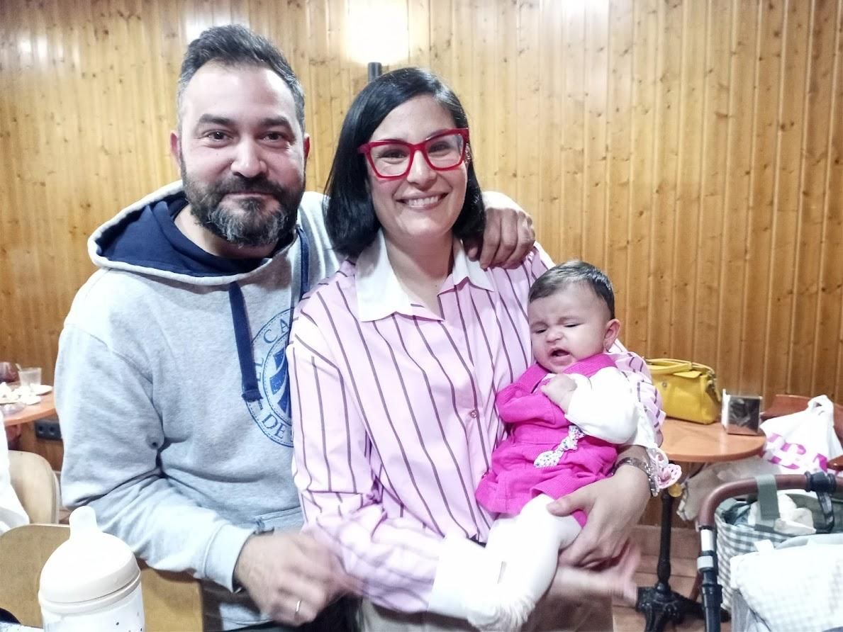Rubén y Yenel con Mencía, la recién nacida de la familia, que llegó con un pan debajo del brazo.