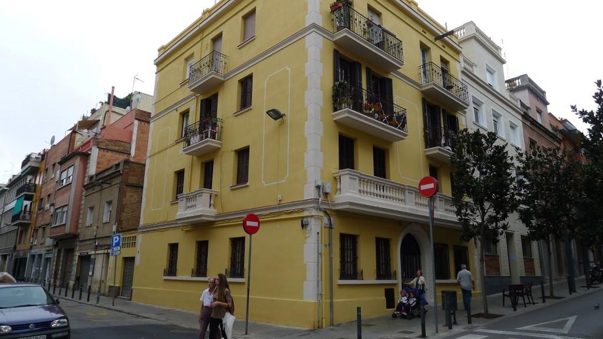 Con varias fachadas pintadas de vivos colores, es un lugar ideal para recorrer a pie y descubrir una arquitectura que evoca paisajes de ultramar