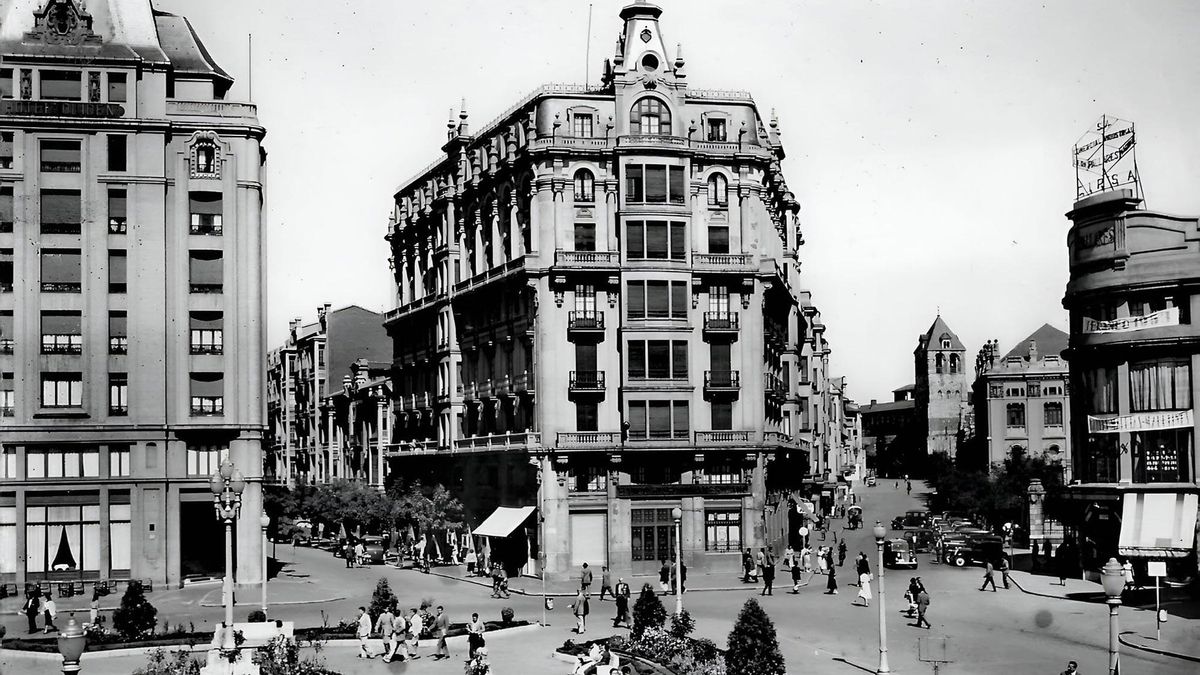 Plaza de Santo Domingo en León en la mitad del siglo XX.