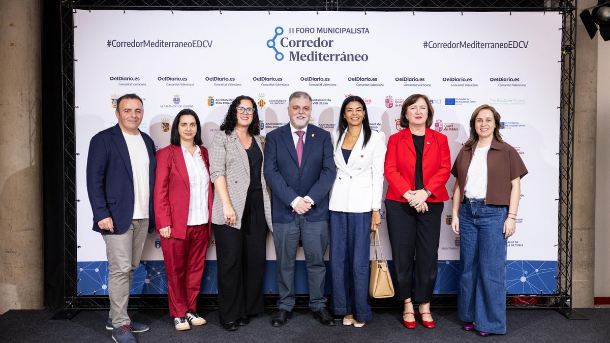 El alcalde de Villena, Fulgencio Cerdán (en el centro), y la alcaldesa de Xixona, Isabel López (a la derecha), junto a algunos de los asistentes al II Foro Municipalista Corredor Mediterráneo.