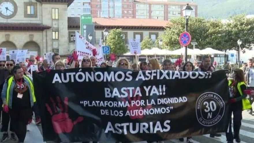 La carga burocrática 'asfixia' a 70.559 autónomos asturianos: pierden 226 horas de trabajo al año en resolver el 'papeleo'