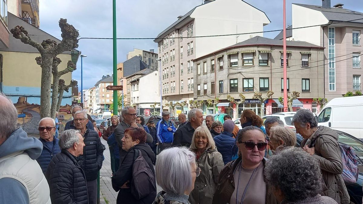 Protesta vecinal en Ponferrada por el cierre de la sucursal de Unicaja del barrio de Flores del Sil