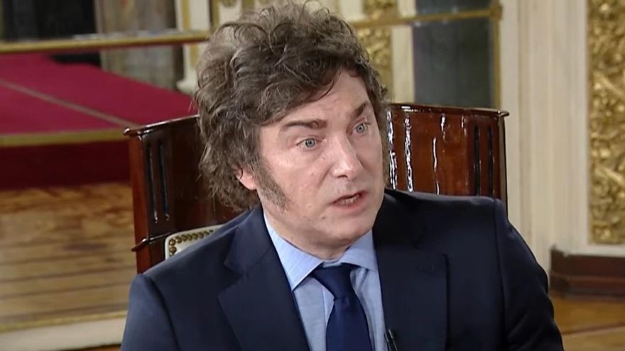 La defensa de Milei al rumbo de la economía: "Nadie le va a tocar el culo a Caputo"