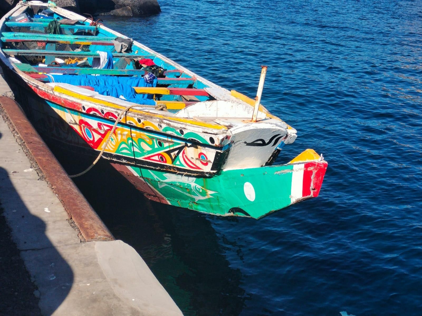 Imagen del último cayuco llegado a La Restinga, con 86 personas.