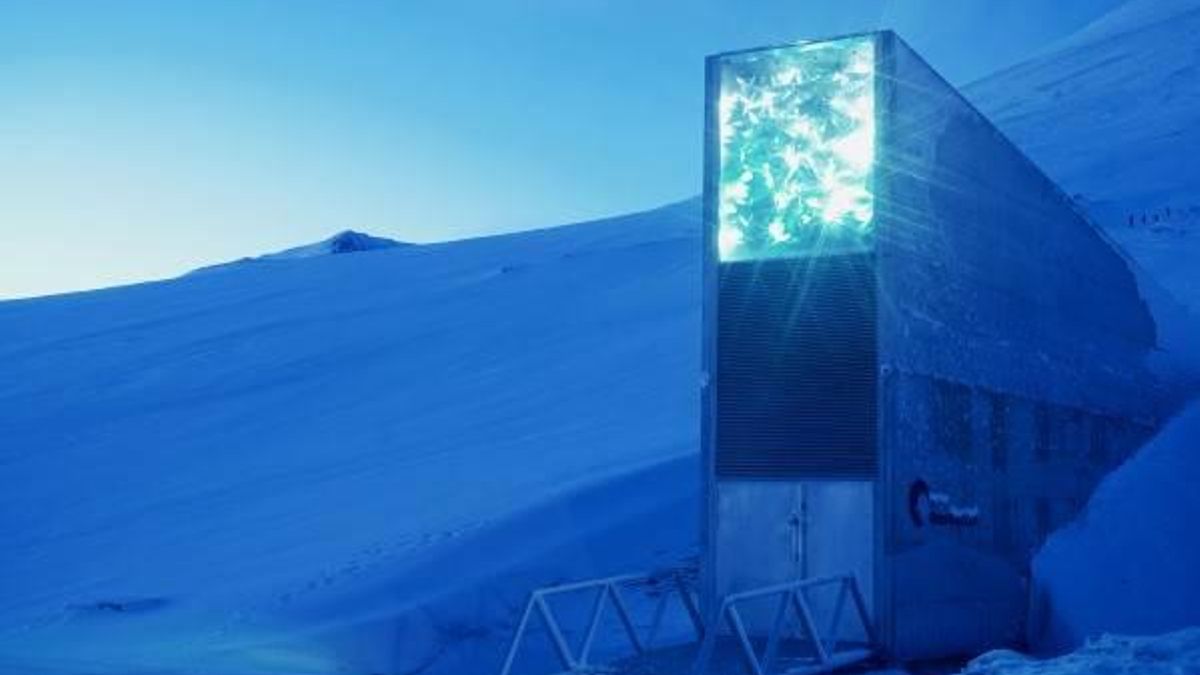 Entrada a la boveda. En 2008, el gobierno noruego inauguró la "Svalbard Global Seed Vault" como una contribución a la biodiversidad del planeta y una forma de asegurar el abastecimiento de alimentos para el mundo.
