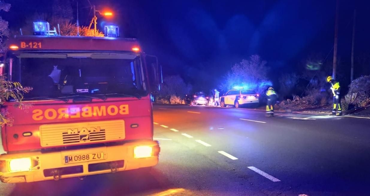 Accidente de tráfico en El Paso. BOMBEROS LA PALMA