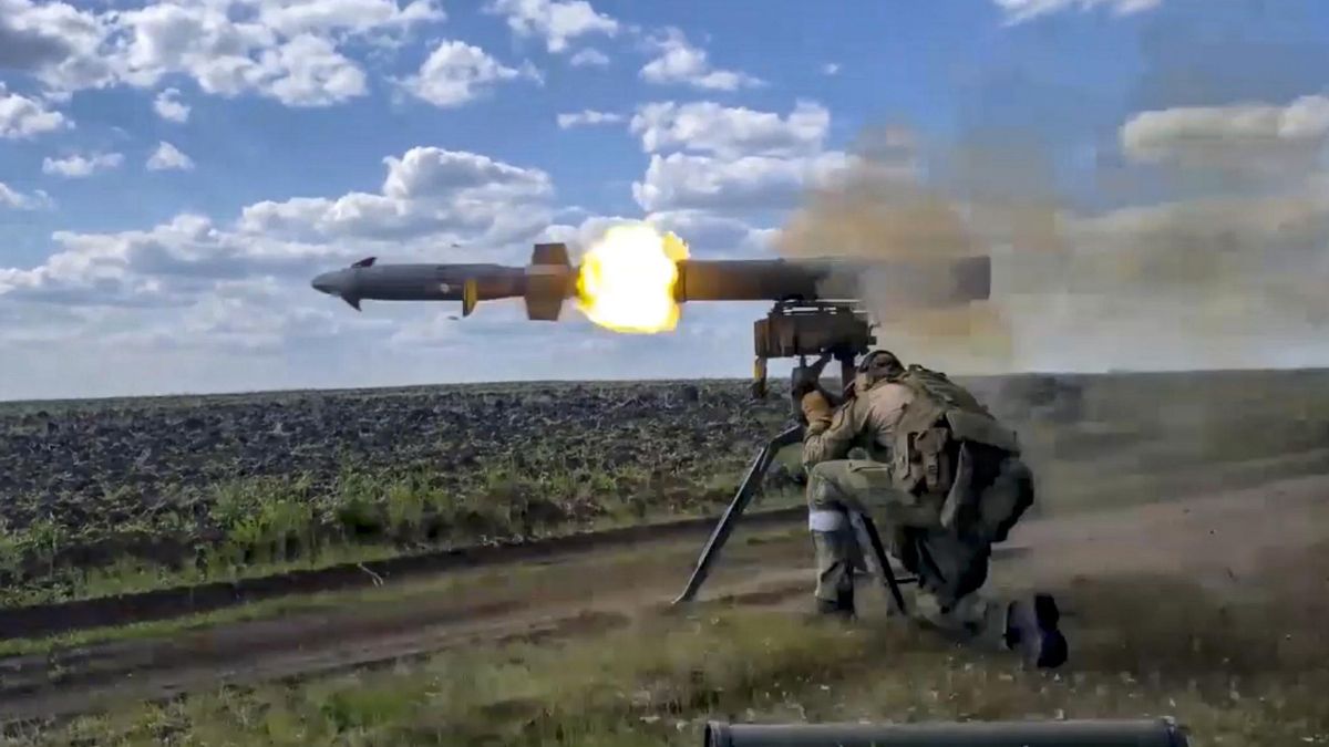 Fotograma de un video muestra a un militar ruso disparando un misil guiado antitanque 'Kornet' durante la guerra de Ucrania. EFE/EPA/MINISTERIO DE DEFENSA DE RUSIA