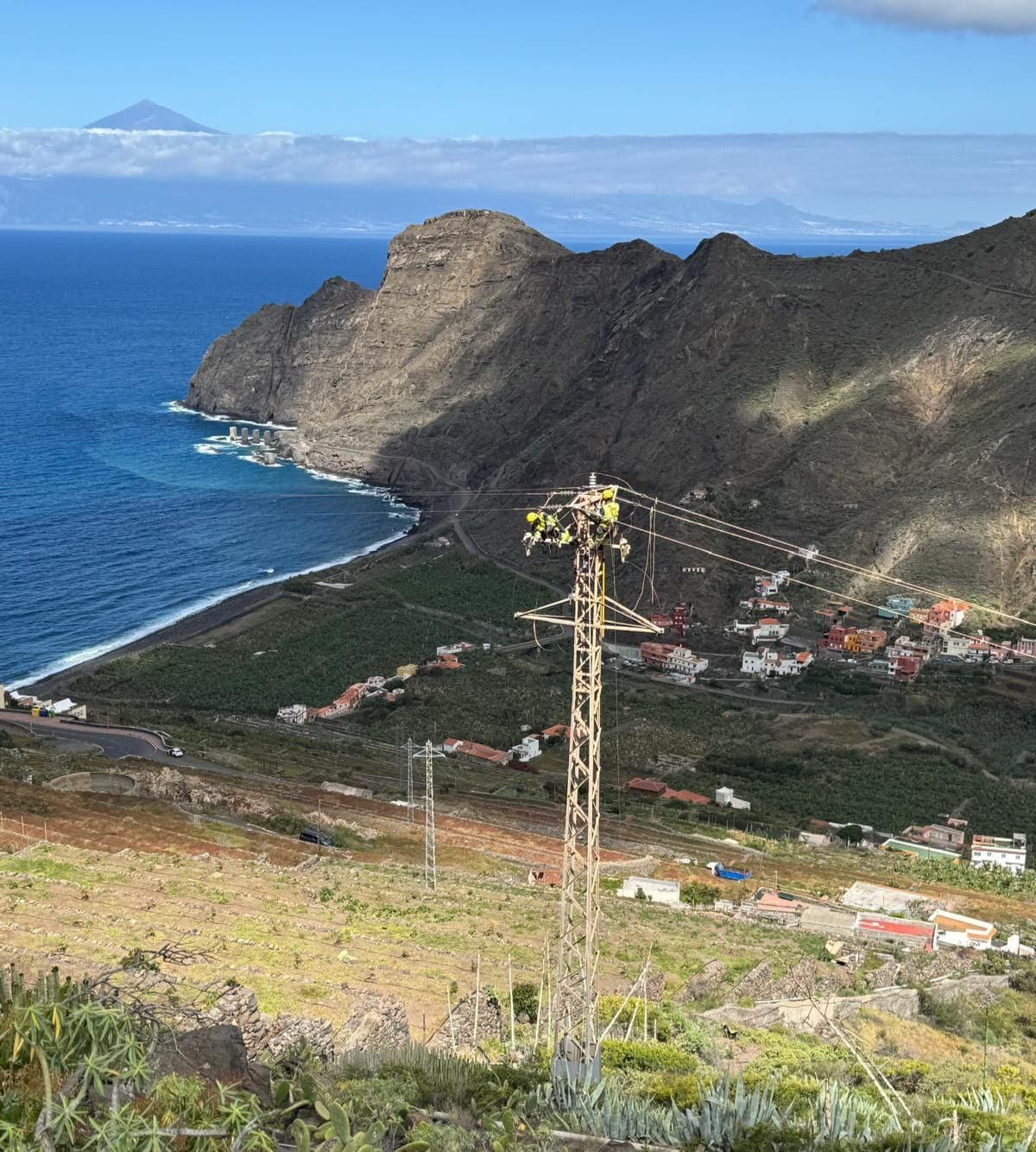 Operarios trabajando en la reposición de una de las torretas en La Gomera.