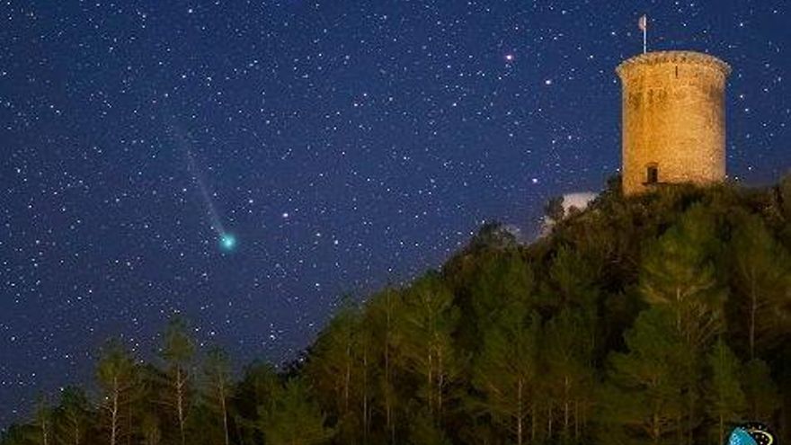 El cometa Lovejoy visto desde Girona (fotografía del astrónomo Juan Carlos Casado)