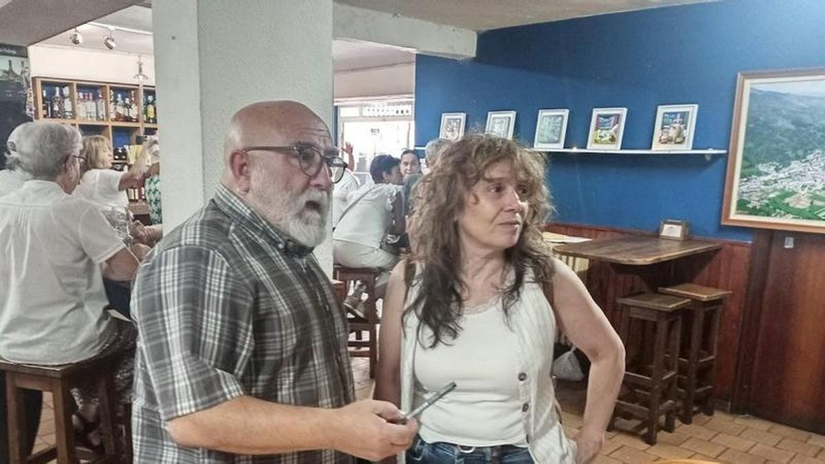 El pintor Manolo Sierra y Anay Marín, en la inauguración de una exposición del primero. 