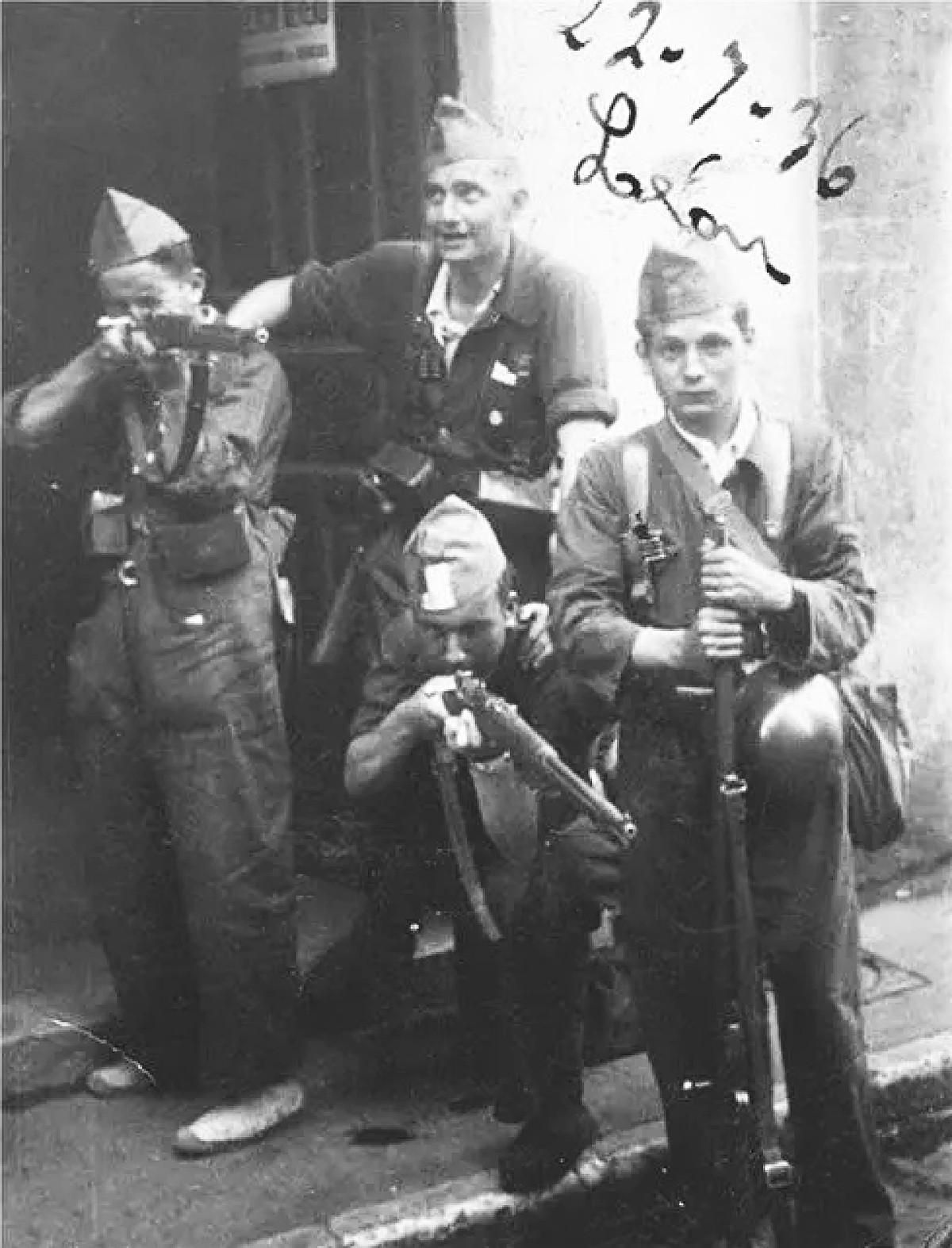 Jóvenes milicianos de Falange en León el 22 de julio de 1936 haciendo el tonto con los fusiles.