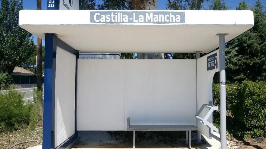 Parada de autobús en una zona rural de Guadalajara