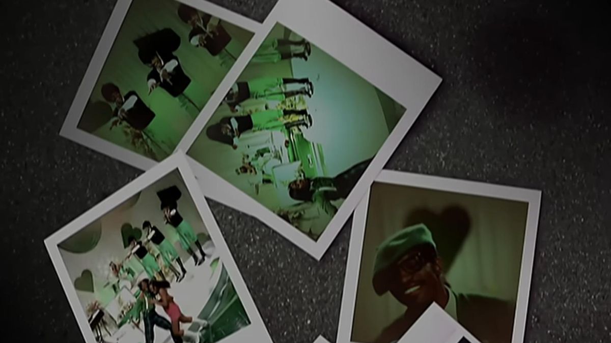 En el videoclip se ve claramente cómo algunas fans agitan las fotos