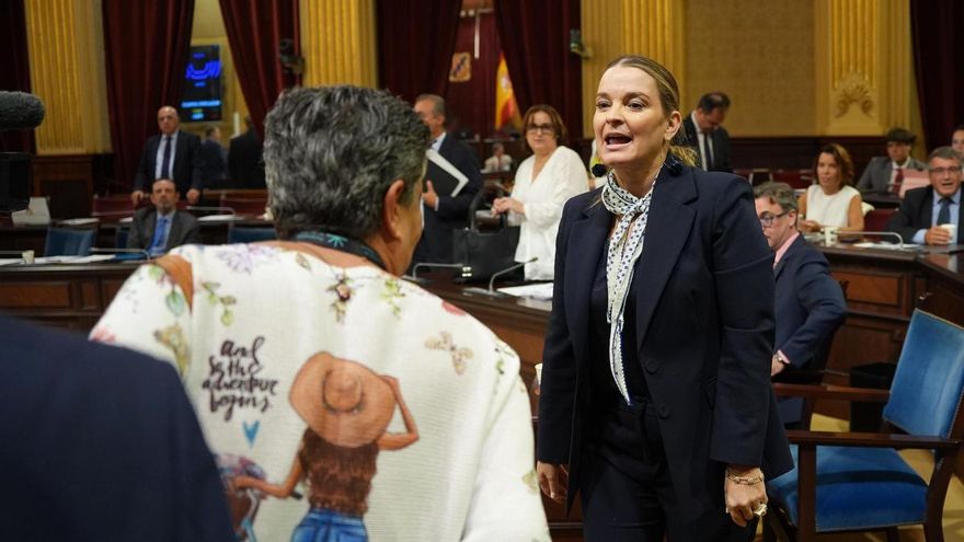 Una mujer desahuciada por un fondo buitre irrumpe ante la presidenta del Govern balear del PP: "Me han abandonado"