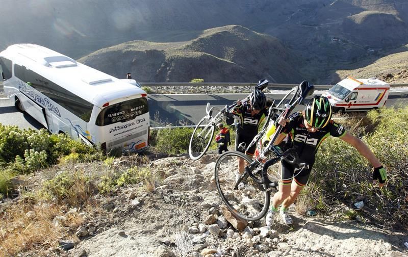 Accidente de la guagua en Fataga. EFE/Elvira Urquijo A.