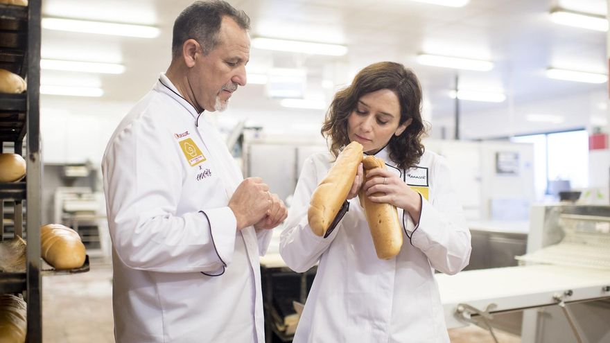Panadera, jefa de obra, chulapa o futbolista: los mil y un 'disfraces' de Ayuso para sus ruedas de prensa
