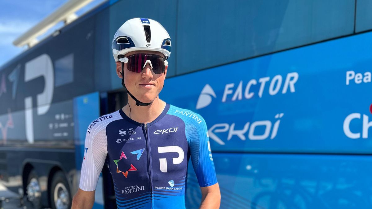 El equipo Israel Premier Tech quita el nombre del país del maillot para "priorizar la seguridad de los ciclistas"