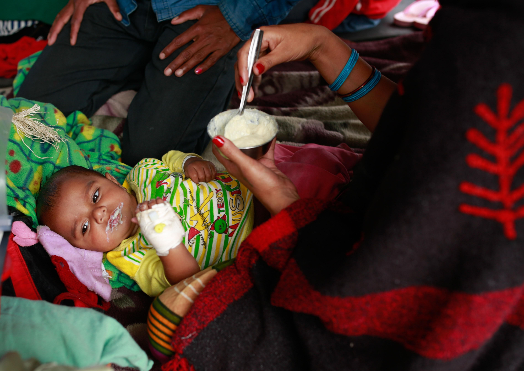 Una madre alimenta a su bebé. Unicef alerta de que "según una evaluación dirigida por el gobierno nepalí, entre 700.000 y casi 1 millón de personas en los distritos más afectados por el terremoto podrían quedar bajo el umbral internacional de pobreza, viviendo con 1,25 dólares al día (1,14 euros)". Foto: Thomas Nybo/ Unicef.