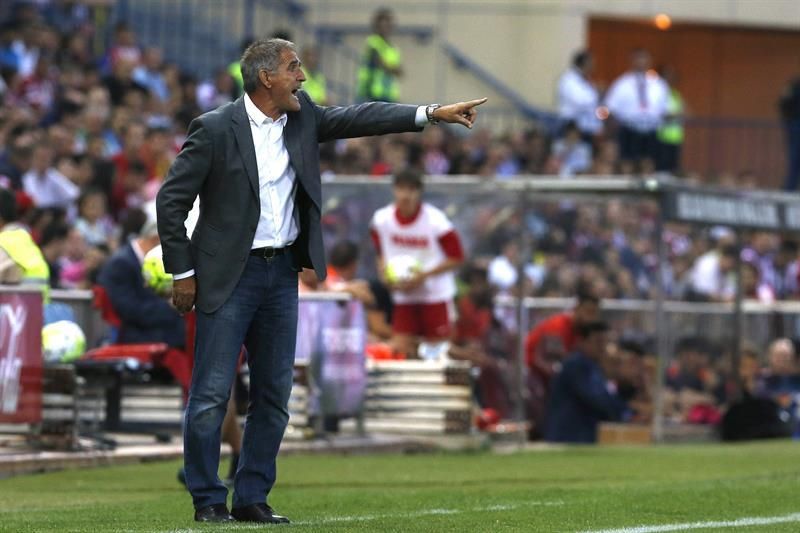 El entrenador de la Unión Deportiva Las Palmas, Paco Herrera, da instrucciones a sus jugadores.  Efe/Kiko Huesca