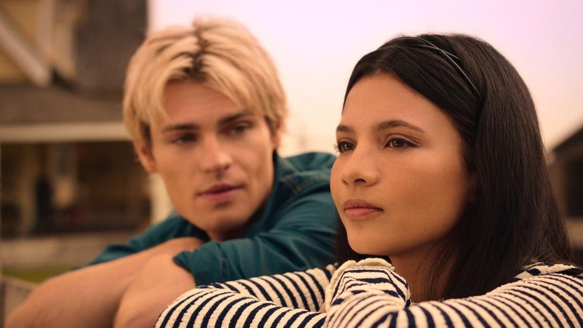 Noah LaLonde (Cole Walker) y Nikki Rodriguez (Jackie Howard) en una imagen promocional de la tercera temporaa de 'Mi vida con los chicos Walker'