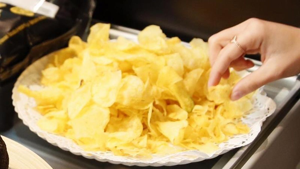 Patatas fritas de bolsa en una foto de archivo