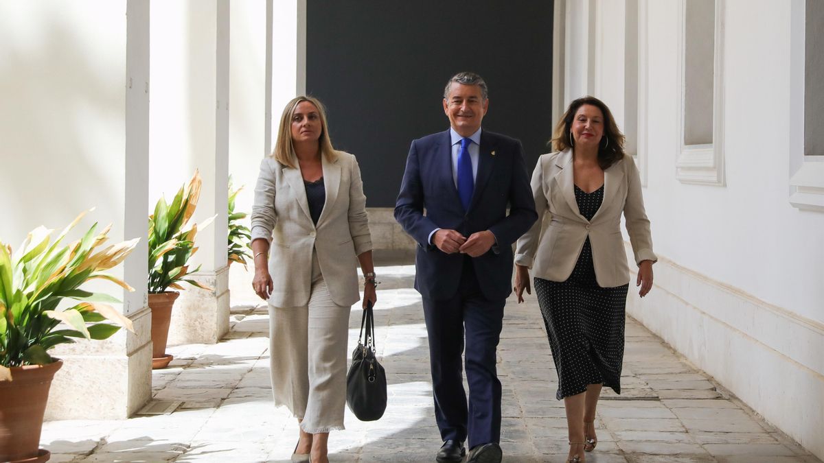 La consejera de Fomento, Marifrán Carazo; el consejero de la Presidencia, Antonio Sanz, y la consejera de Agricultura, Carmen Crespo, este martes antes de comenzar la rueda de prensa del Consejo de Gobierno.