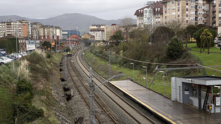 Vías de tren de Renfe a cubrir, a su paso por el centro urbano de Camargo.
